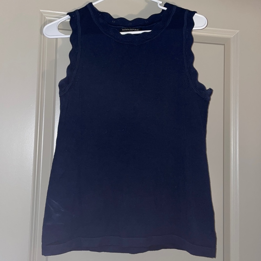 Banana Republic blue sleeveless sweater with scalloped neck and sleeves, size xs